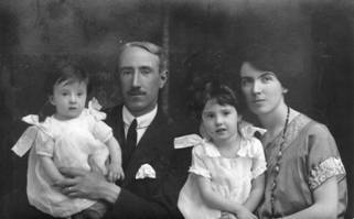 Gruppo famiglia Montefinale fine anni ’20. In collo al papà Lella, in collo alla madre Vittoria.